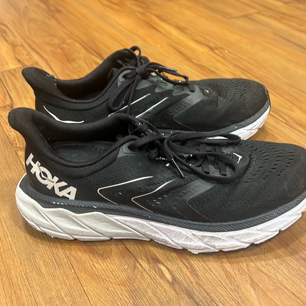 Black and white hoka arah